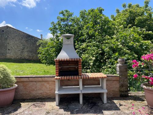 a brick oven sitting on a bench in a garden at La Casa de Mica in Cotillo