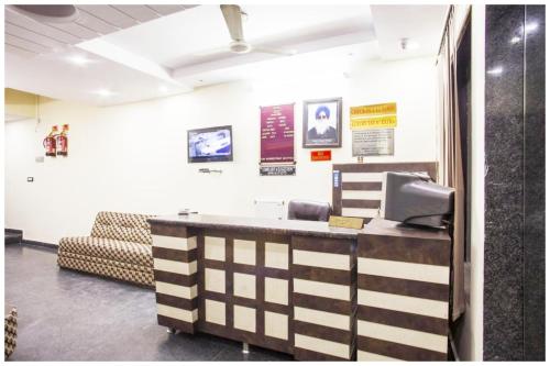 a waiting room with a cash register and a couch at HOTEL G!S Paradise Amritsar - Provided Fully Air Conditioned & Well Decorated Rooms - Free Parking And Free Wi-fi Facility - A Premium Hotel In Amritsar in Amritsar