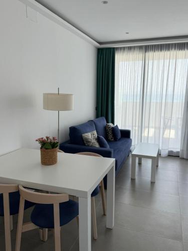 Ein Sitzbereich in der Unterkunft Hotel Playa de la Plata