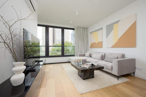 Luxury Apartment with Balcony & Air Conditioning in the Centre of Warsaw by Renters Prestige