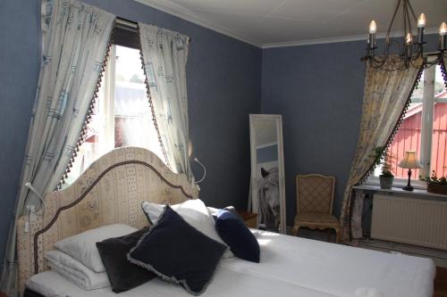 a bedroom with a white bed and a window at Älgbergets Bed & Breakfast in Ucklum