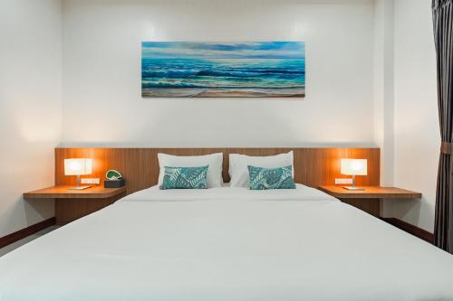 ein Schlafzimmer mit einem großen Bett mit zwei Nachttischen und zwei Lampen in der Unterkunft New Pakbia Private Pool Villa 3 Bed Ao Nang Krabi in Ban Chong Phli