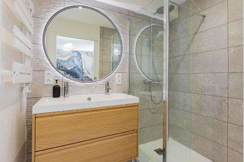 une salle de bain avec un lavabo et un miroir dans l'établissement Villa Luxe Port Nature 2, au Cap d'Agde