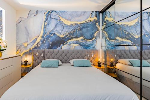 une chambre avec un lit et un tableau au mur dans l'établissement Villa Luxe Port Nature 2, au Cap d'Agde