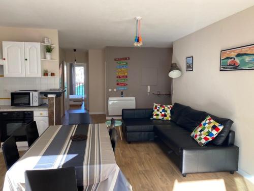 Photo de la galerie de l'établissement Appartement moderne avec parking privé, proche centre-ville et plage - Saint-Jean-de-Luz - FR-1-239-497, à Saint-Jean-de-Luz