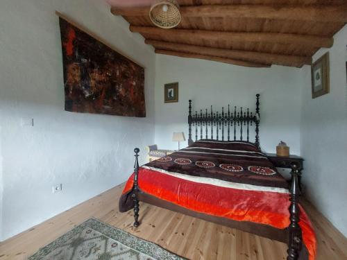 a bedroom with a bed in a room at Casa da Tartaruga - Marvão in Santo António das Areias