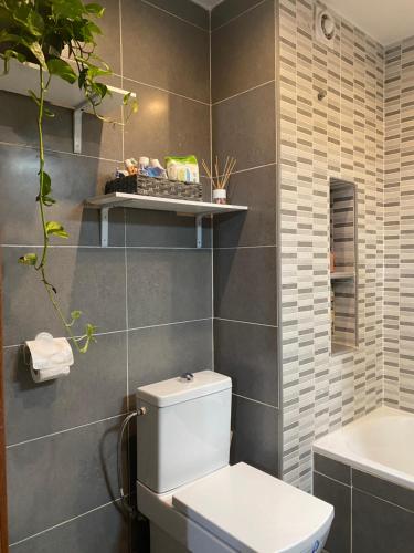 Et badeværelse på habitacion acogedora con limpieza incluida- buena conexion