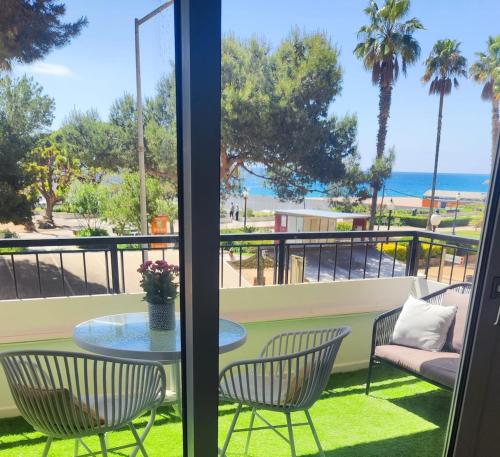 Foto SeaHomes Vacations - Seafront Mediterranean Ap & PKG 6