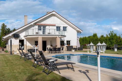 The Teplice Aqua Villa by Aura Luxury Collection في تبليتسه: فيلا مع مسبح ومنزل