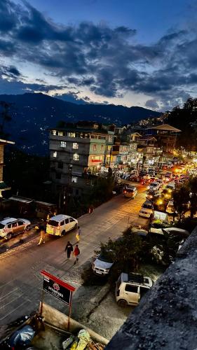 una città con auto parcheggiate in un parcheggio di Devantara a cozy stay a Gangtok