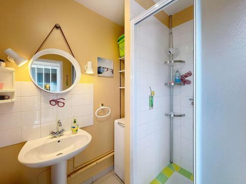 une salle de bain avec un lavabo et une douche dans l'établissement Maison rénovée, à 300m de la plage et proche commerces, avec terrasse et jardin, tout confort - FR-1-361-131, à Saint-Pair-sur-Mer