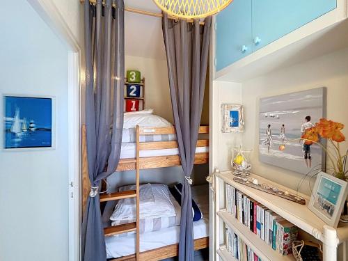 - une chambre avec des lits superposés et un lustre dans l'établissement Maison rénovée, à 300m de la plage et proche commerces, avec terrasse et jardin, tout confort - FR-1-361-131, à Saint-Pair-sur-Mer