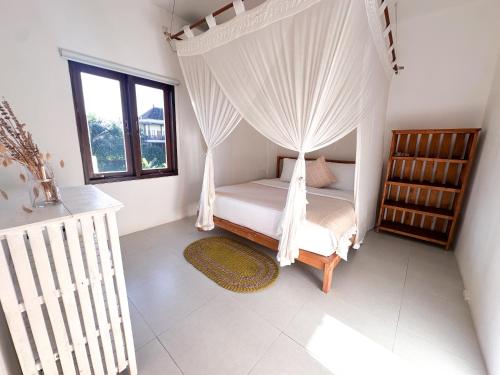 Postel nebo postele na pokoji v ubytování Three Palms Surf & Stay Medewi
