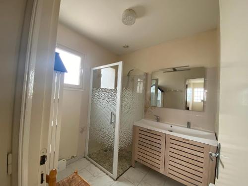 une salle de bain avec douche et lavabo dans l'établissement Maison rustique au centre-ville, proche plage, avec jardin et 3 chambres ! - FR-1-22-223, à La Tranche-sur-Mer