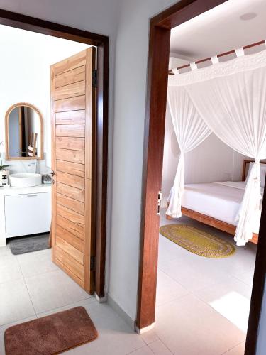 Postel nebo postele na pokoji v ubytování Three Palms Surf & Stay Medewi