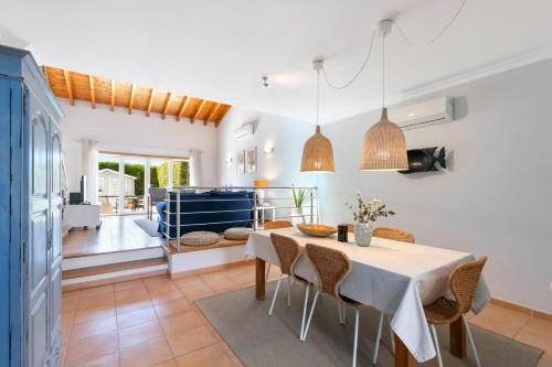 eine Küche und ein Esszimmer mit Tisch und Stühlen in der Unterkunft Pita's House - Villa Sagres 2 in Sagres