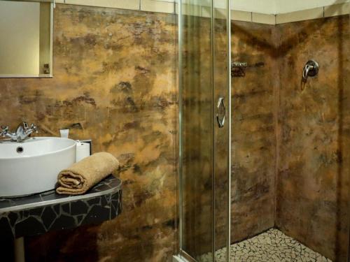 Ένα μπάνιο στο The Red Oak Guesthouse
