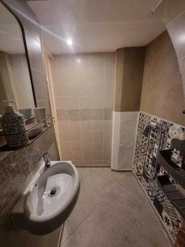 une salle de bain avec un lavabo et des toilettes dans l'établissement Appartement cosy, à La Ciotat