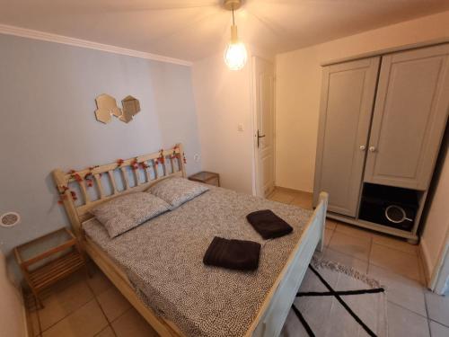 - une chambre avec un lit doté de 2 oreillers bruns dans l'établissement Appartement cosy, à La Ciotat
