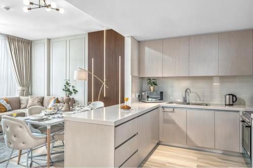 Η κουζίνα ή μικρή κουζίνα στο Family Holiday Homes in Yas Island Abu Dhabi, Near Ferrari World & SeaWorld