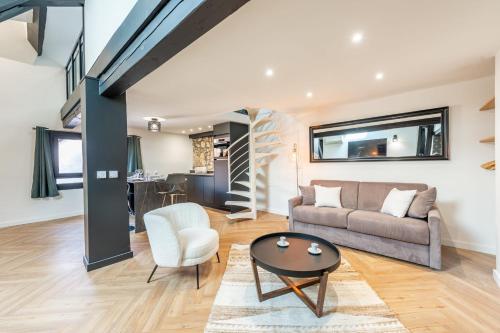 un salon avec un canapé et une table dans l'établissement Matterhorn, à Annecy