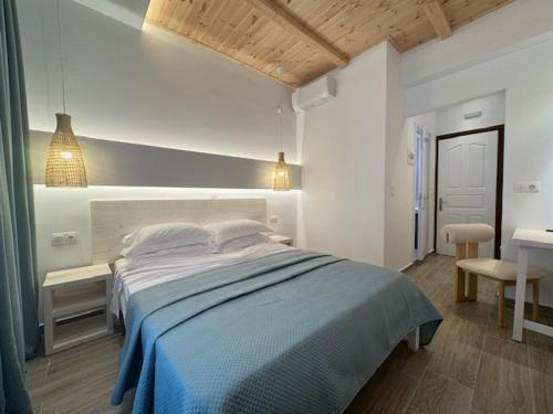 Postel nebo postele na pokoji v ubytování Patras Rooms est 1990