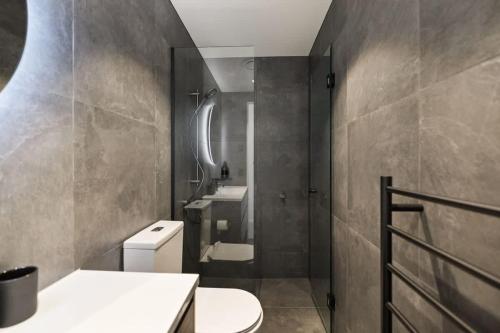 a bathroom with a toilet and a sink at Cottonwood Villa in Arrowtown
