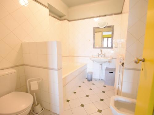 une salle de bain avec toilettes, lavabo et baignoire dans l'établissement Spacieux appartement à Évian, proche centre et lac, pour 5 personnes, animaux acceptés - FR-1-498-7, à Évian-les-Bains