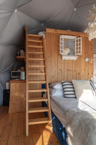 Кровать или кровати в номере Tatra Glamp Bukowina Tatrzańska - Sieć noclegowa Tatra Glamp