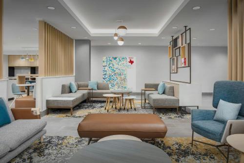 Ruang duduk di TownePlace Suites by Marriott Forney