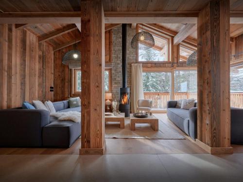 una sala de estar con un sofá y una mesa en Chalet Marmot'Inn - OVO Network, en Notre-Dame-de-Bellecombe