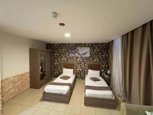 Postel nebo postele na pokoji v ubytování Ryan Hotel Suites