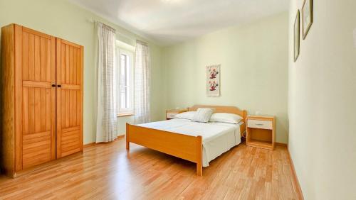 ノヴィグラード・イストラにあるMargarita 2のベッドと木の床のある寝室