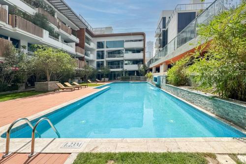 Luxury JVC 2 Bed Duplex with Private Pool and Jacuzzi