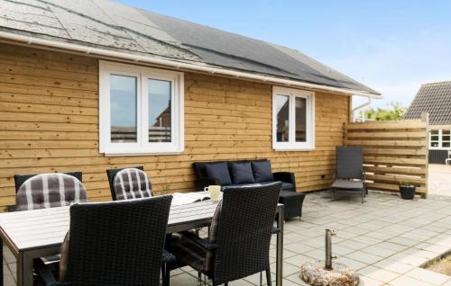 En terrasse eller udendørsområde på 2 Bedroom Beautiful Home In Hemmet