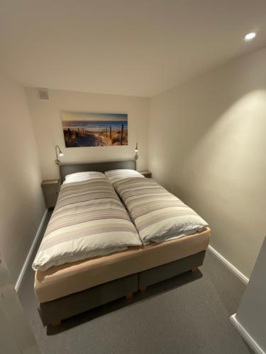 ein Schlafzimmer mit einem großen Bett in einem Zimmer in der Unterkunft Lakeside Plön in Plön