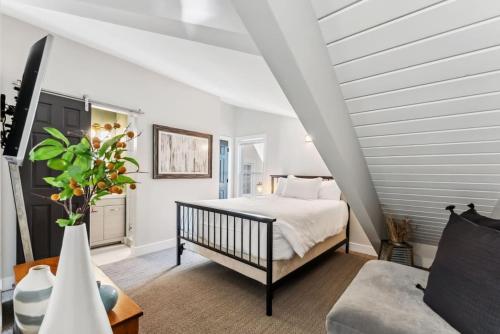 Una cama o camas en una habitación de Matterhorn Haven LUXE Vail Retreat w Hot Tub