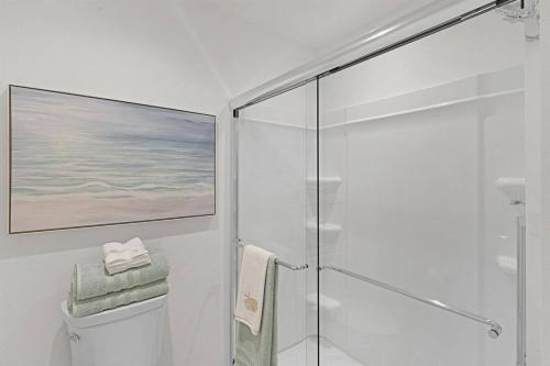 a bathroom with a shower and a glass shower stall at Luxurious 2 Bedroom Villa in The Villages
