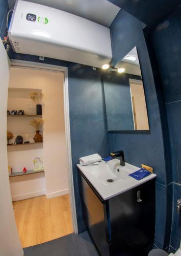 une salle de bain avec un lavabo et un miroir dans l'établissement Agréable appartement dans le 13ème arrondissement, à Paris