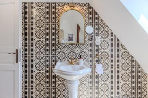 a bathroom with a sink and a mirror at Fulop Panzio Rooms in Révfülöp