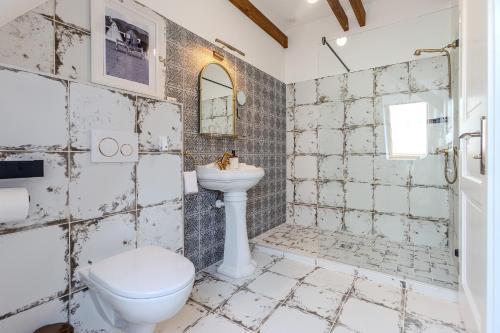 a bathroom with a toilet and a sink at Fulop Panzio Rooms in Révfülöp