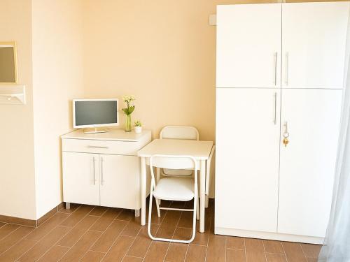 - un bureau blanc avec un ordinateur et une chaise dans l'établissement Studio rénové, 1ère ligne de plage, terrasse privée avec barbecue, climatisation, proche commerces - FR-1-732-13, à Argelès-sur-Mer