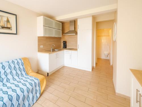 - une cuisine avec un canapé et un évier dans la chambre dans l'établissement Studio rénové, 1ère ligne de plage, terrasse privée avec barbecue, climatisation, proche commerces - FR-1-732-13, à Argelès-sur-Mer