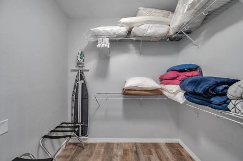 Postel nebo postele na pokoji v ubytování Harborview Grande Unit 207