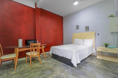 Un dormitorio con una cama, un escritorio y una mesa. en Explore Puerto Rico, en San Juan