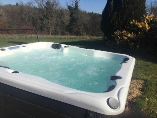 une baignoire remplie d'eau dans la cour dans l'établissement Graffeuil Gites, à Busserolles
