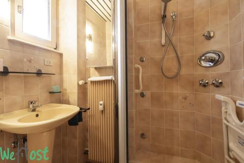 une salle de bain avec un lavabo et une douche dans l'établissement Orangerie - Appartement 2 chambres et jardin partagé, à Strasbourg