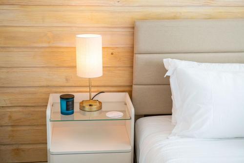 Cama o camas de una habitación en King Bed Step to Madeira Beach Heated Pool Private