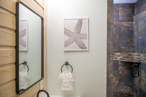 un baño con espejo y ducha en Steps to Beach, Heated Pool, 2 Queen Beds, 2BA, en St Pete Beach