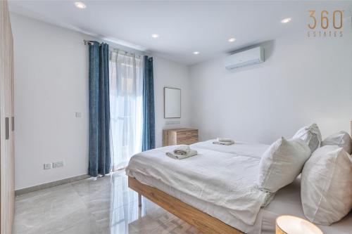 Ένα ή περισσότερα κρεβάτια σε δωμάτιο στο Seaview 3BR Home with Wifi, Terrace, AC & Sofabed by 360 Estates